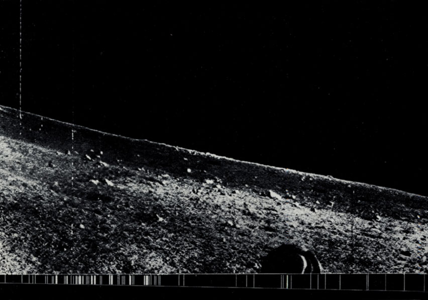 Фрагмент панорамы, переданной автоматической станцией «Луна-13» (звёзды видны)